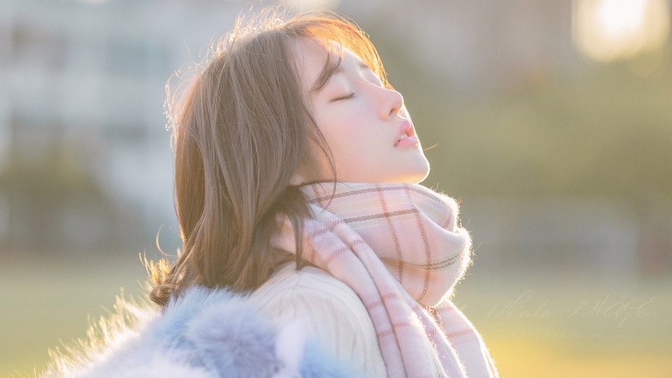 冬季閉上眼睛的美女圍巾4k壁紙壁紙