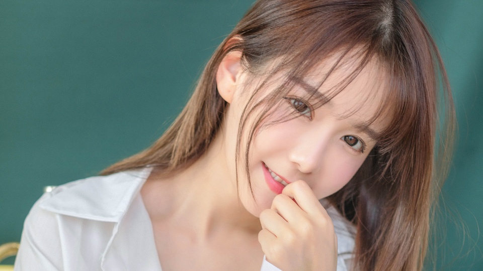 美女長髮 白色襯衫 甜美笑容美女4k壁紙壁紙