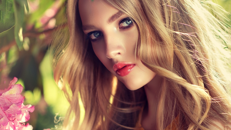 金髮美女戶外攝影4k圖片壁紙