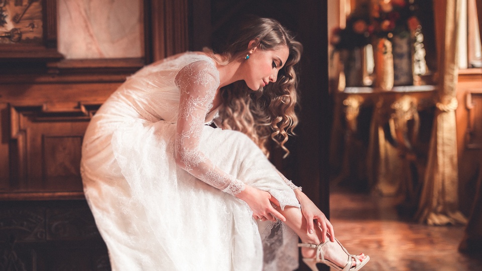 白色裙子禮服 高跟鞋 捲髮美女4K壁紙壁紙